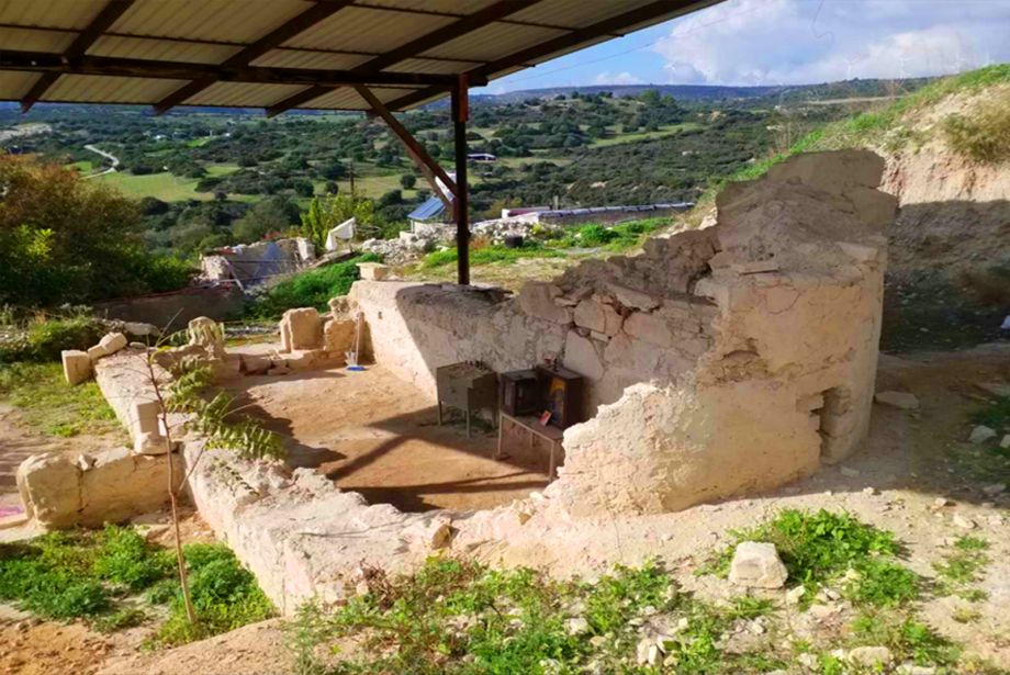 Εκκλησία της Αγίας Άννας (Ερείπια) στο χωριό Αλέκτορα